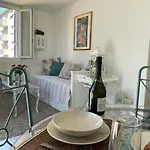 Centre With Private Sunny Terrace Appartamento *
