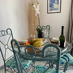 Centre With Private Sunny Terrace Appartamento