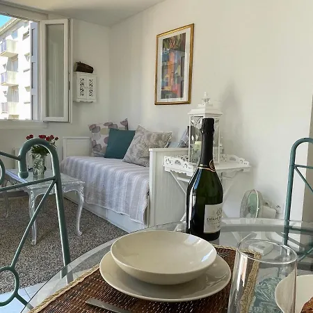 Centre With Private Sunny Terrace شقة *