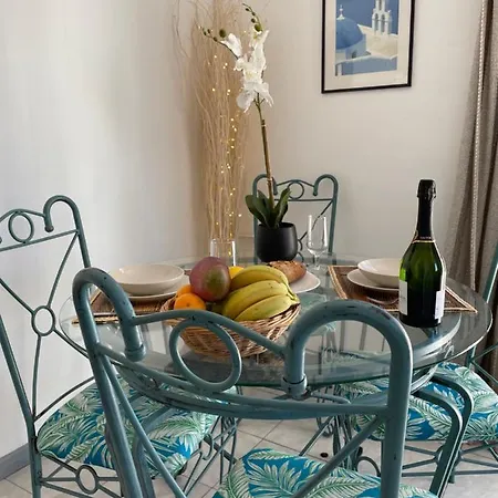 Centre With Private Sunny Terrace شقة